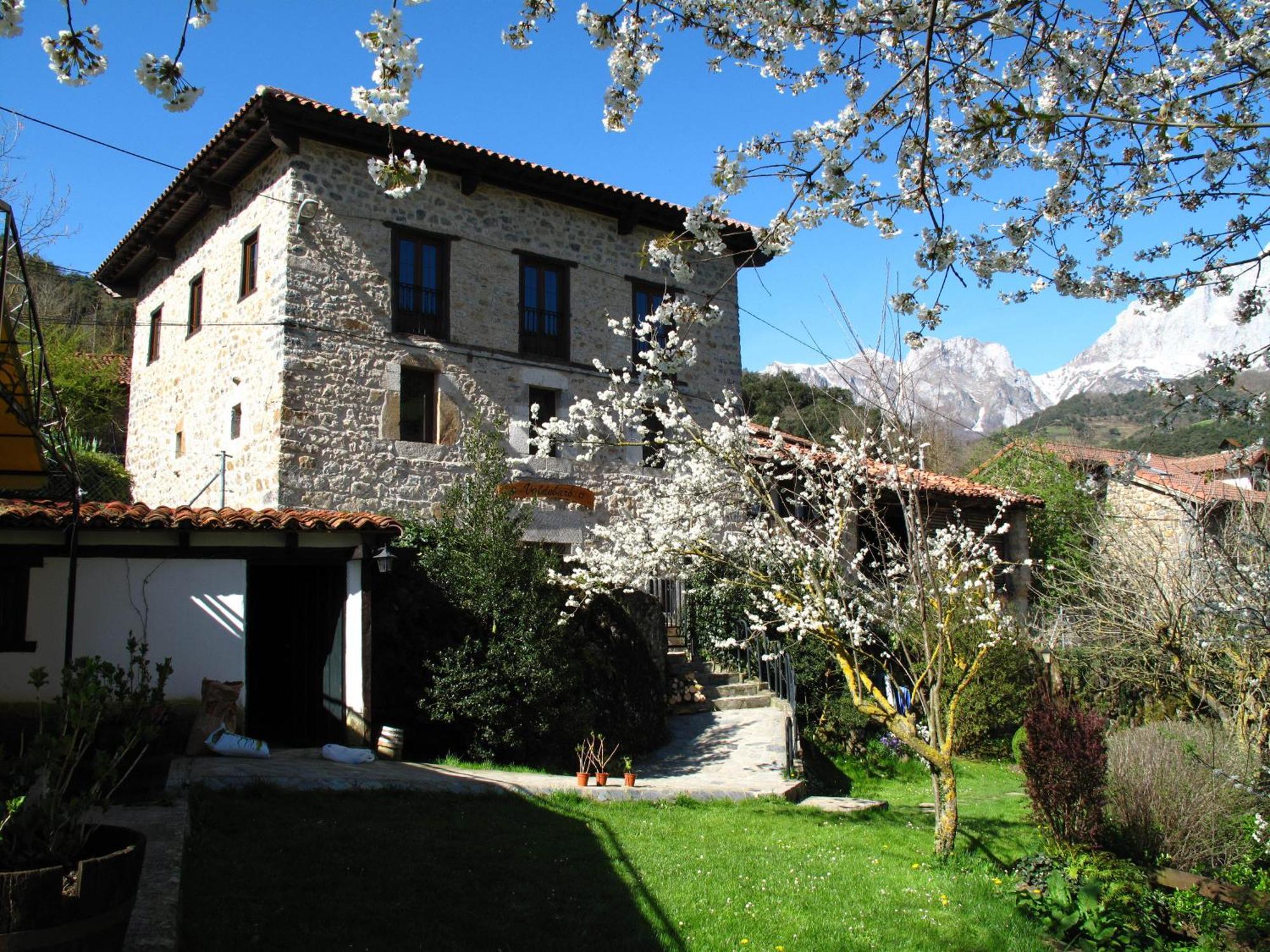 Camaleño Albergue Turistico Valdebaro מראה חיצוני תמונה