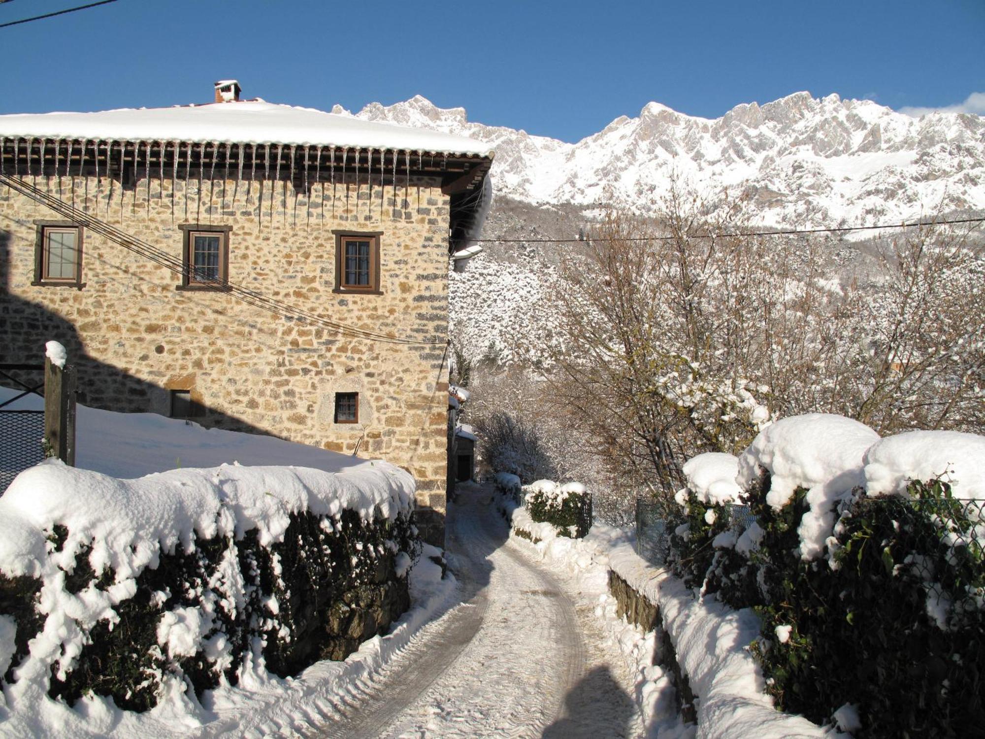 Camaleño Albergue Turistico Valdebaro מראה חיצוני תמונה